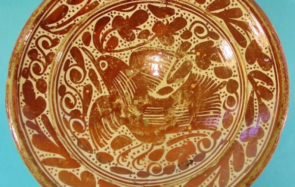 Plato en cerámica de reflejo metálico. Manises, Valéncia. Siglo XVII.