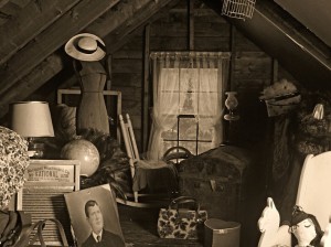 Desvan con objetos y pintura. Attic full of old treasures