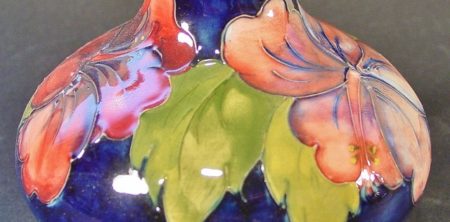 Walter Moorcroft. Jarrón serie Hibiscus.